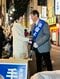 今年2月に行なわれた衆院選で手塚仁雄氏と演説をする蓮舫氏（写真／蓮舫氏SNSより）