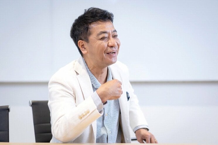 懐かしいエピソードに笑顔な中山秀征　撮影／齋藤周造