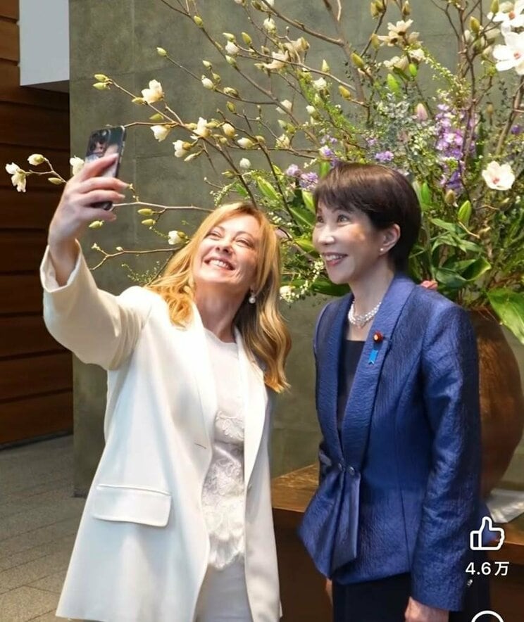 伊・メローニ首相とパシャリ自撮り２ショット（高市総理SNSより）