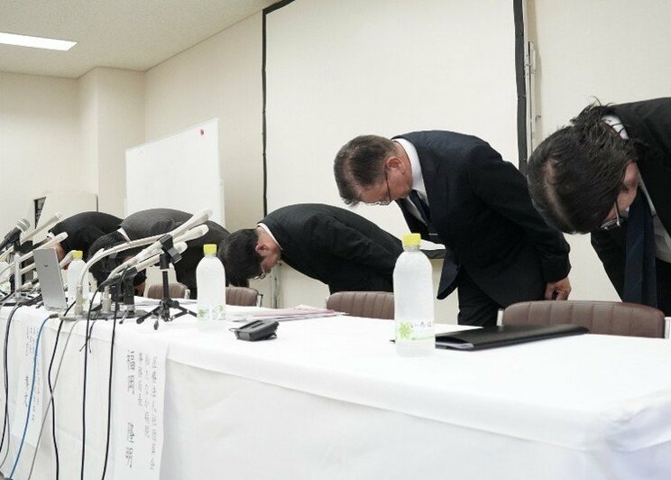 記者会見で頭を下げる柏たなか病院の長谷川奉延病院長（右から３人目）ら　撮影／集英社オンライン