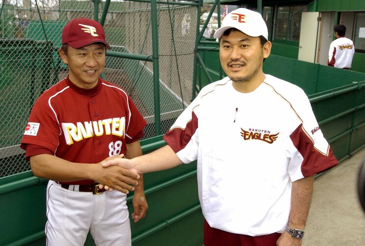 楽天監督時代の田尾氏（左）と三木谷オーナー（右）