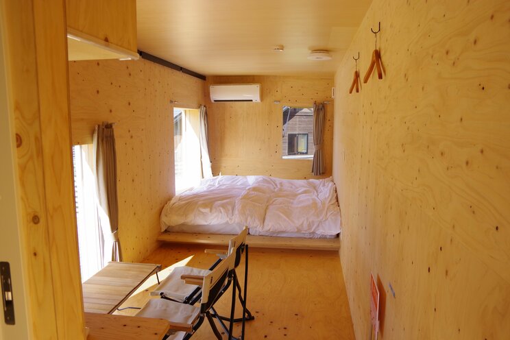 トレーラーハウス「住箱 – JYUBAKO」。バス・トイレ・ベッドが備え付けられているほか、エアコン等も完備