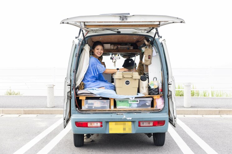 サーフ歴2年で仕事を辞めてカスタムバンで全国波乗りの旅へ！ 理想の海を求めて日本をめぐるカップルYouTuberがバンライフで苦労したこととは？ 気になる“夜の営み”は…？_5