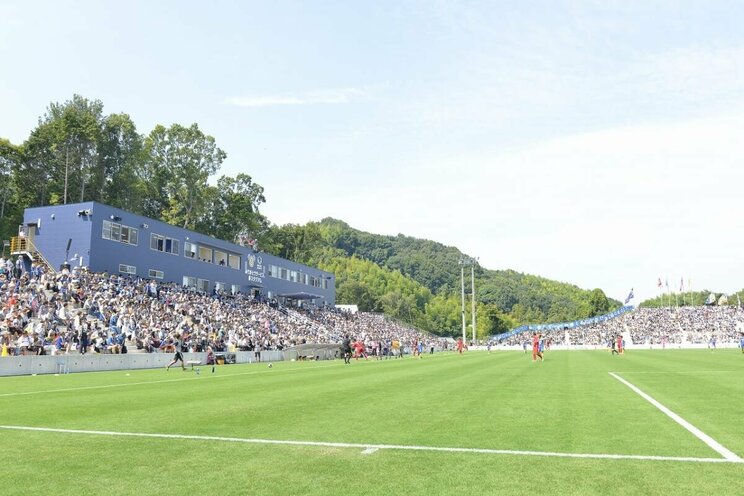 2017年9月10日、「ありがとうサービス.夢スタジアム」こけら落とし。里山の立地、形状を活かした専用スタジアムだ。(写真提供/FC今治)