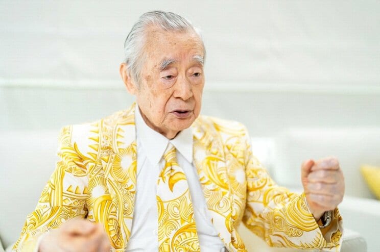 しっかりとした口調で自身の発明や今の日本について語るドクター・中松（撮影／佐藤靖彦）
