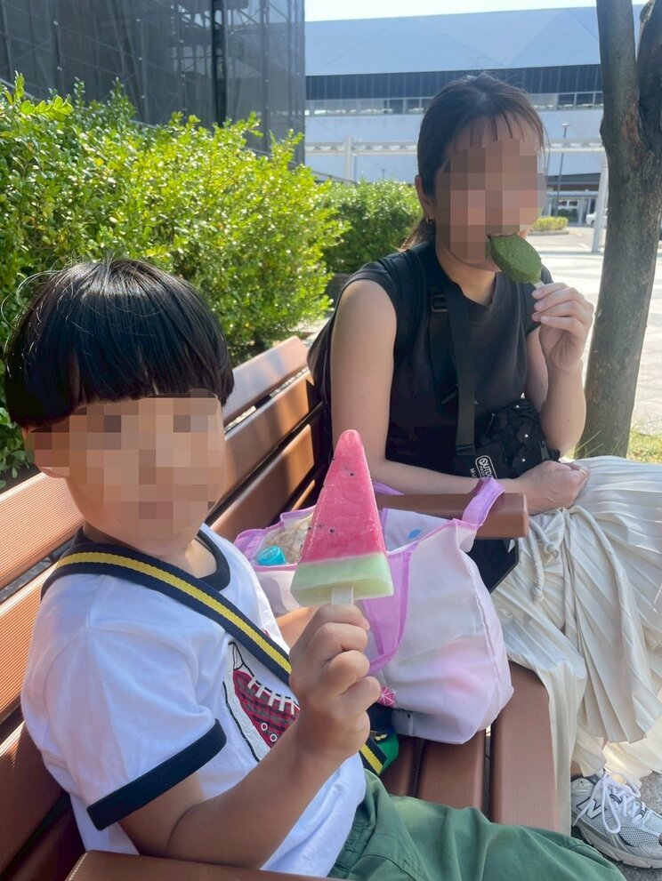 初野さんと息子さん（写真／初野さん提供）