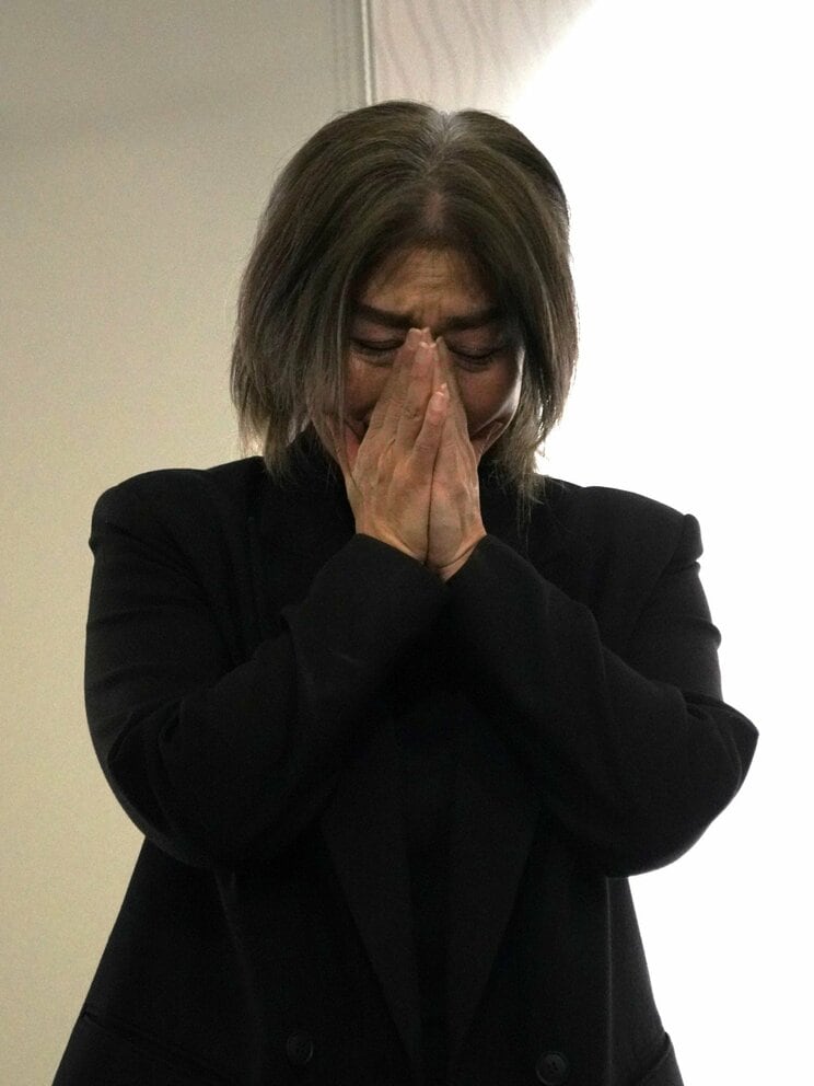 10月31日、不信任決議案可決後の囲み取材で涙をみせた田久保氏(撮影/集英社オンライン)