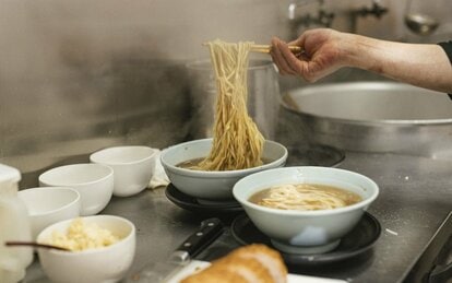 食事 中 トップ イヤホン