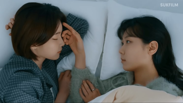 先に目覚めたハユンが「この顔が好き。代表としてではなく、ただの私の人──」とセアを見つめる