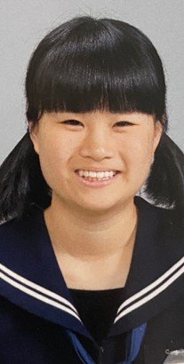 中学時代の制服姿の菜々美被告