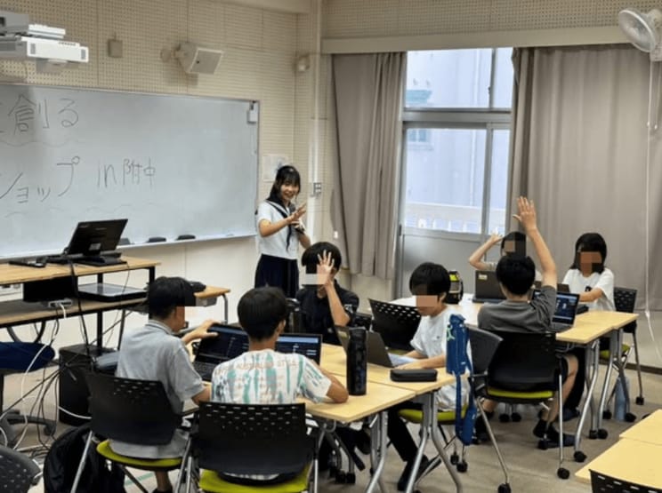通っていた学校で「AIワークショップ」の授業をしていた近藤さん（写真／本人SNSより）