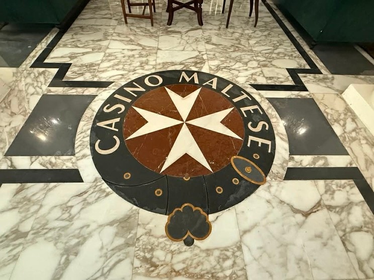 会員制クラブ「カジノ・マルテーゼ」の床に描かれた紋章。美しい大理石の質感に歴史を感じられる