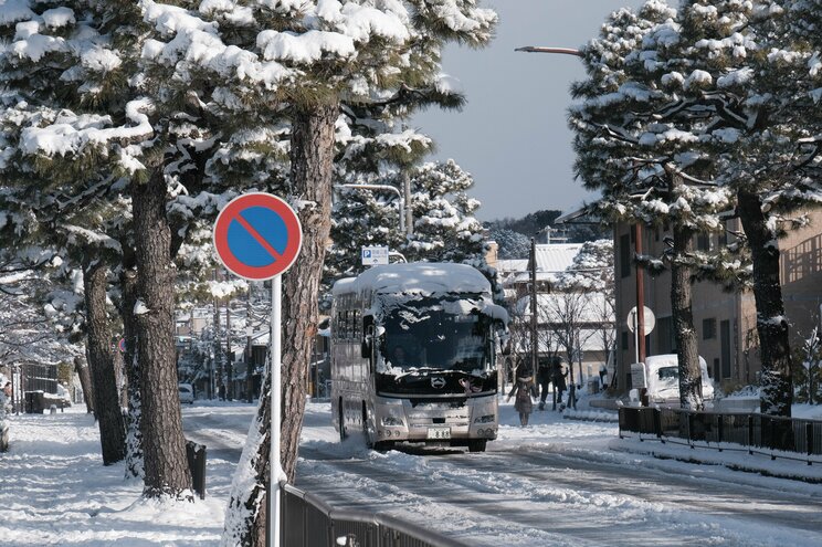 〈大寒波襲来・写真多数〉電車はストップ・渋滞40キロ・タクシー大行列・立ち往生、それでも開いていた牛丼屋に安堵…豪雪の京都ルポ「完全に大雪をなめていました」_48