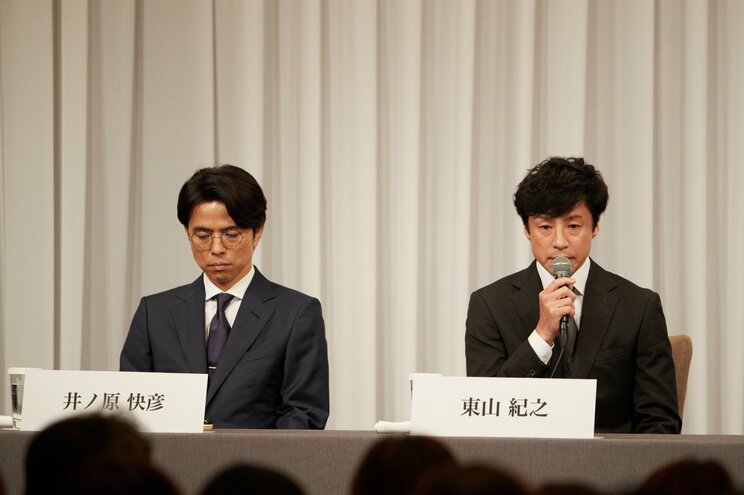 〈ジャニーズ事務所歴史的“異例”会見〉ファンへの謝罪でジュリー氏が手を震わせ、落涙。「母・メリーはジャニーのことを守りすぎた」東山新社長も「守るべきは子どもだったが、物申す勇気がなかった」_24