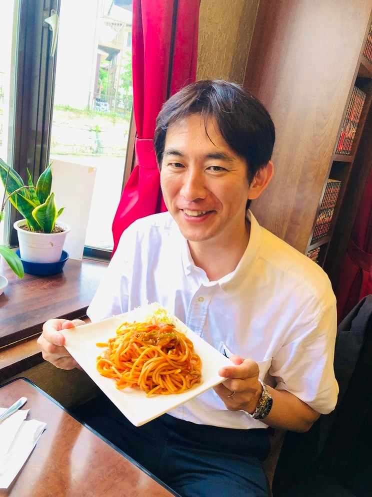 ナポリタンを持つ小林氏（本人Facebookより）