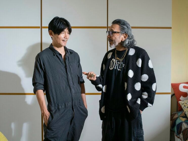 
大久保さんの事務所にはレコードと本、そして洋服がぎっちり
