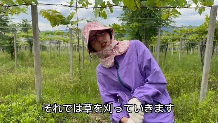 動画内では、農作業を手伝う様子も（画像／本人YouTubeチャンネルより）