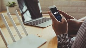 Wi-Fiルーターは5年で買い替え? 「水槽の横」「電子レンジと同時使用」はNG! テレワークや新生活でのWi-Fiルーター、コスパ派・速度派の正解は?