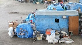 高齢化するホームレス事情から浮かび上がる日本の行政の弱者への冷淡さ「間に仕切りのあるベンチを国外で見たことがない」〈椎名誠が見る路上〉