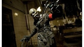 「人間はカス、武器人間ファーストの素敵な世界」開かれる頭蓋骨、飛び散る臓物、全身武器となった異形たちが暴れまくる『武器人間』奇跡の上映