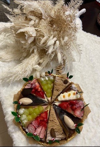 会うたびに花と、「子どもに食べさせて」とケーキをくれたという(画像/Cさん提供)