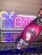 松本容疑者の写真がラッピングされたボトル(本人SNSより)