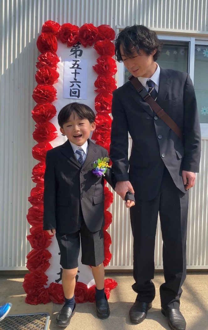 照れたように笑うようたくんとえむとしさん（写真／えむとしさん提供）