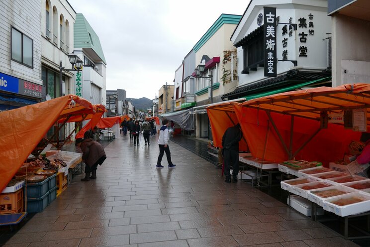 あいにくの天気にもかかわらず、たくさんの露店が並ぶ輪島・朝市通り