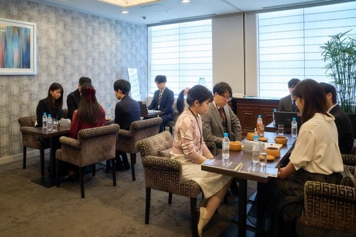 男女ペアで行うペア碁。写真は「ゆうきゅう戦 JUNKOKOSHINO CRYSTAL CUP 2026」1回戦の様子（©︎藤澤一就一門後援会）