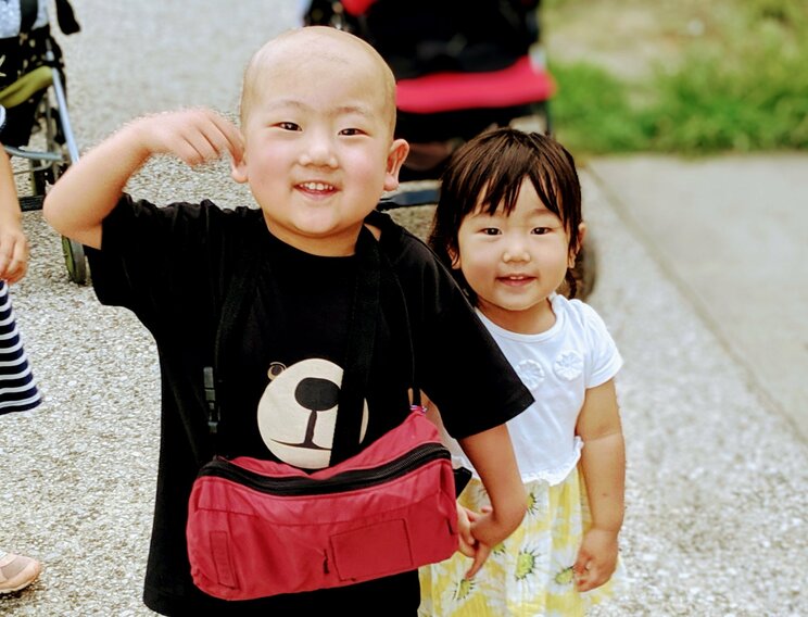 人懐っこい一馬くんと妹・優里南ちゃん（写真／青木佑太さん提供）