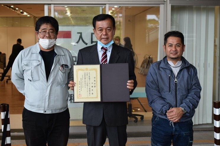 当選証書を持つ古謝氏（本人Xより）