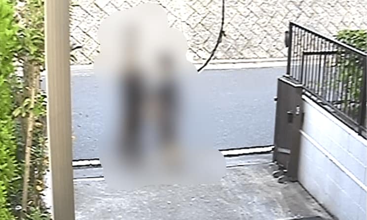 2012年10月13日の防犯カメラに残された映像。加害者たちが和威さんの自宅にエアガンを向ける姿が記録されている（写真／家族提供）