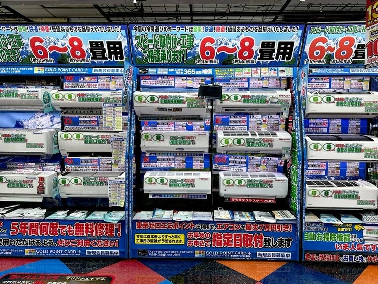 家電量販店のエアコンコーナー
