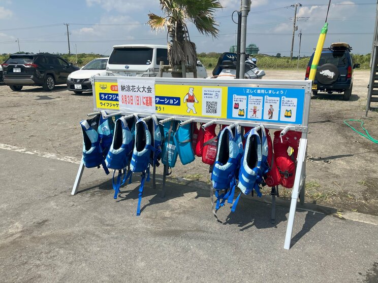 マリンスポーツ財団が全国に設置を推進する「ライフジャケットレンタルステーション（写真提供：マリンスポーツ財団）