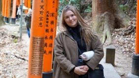 「なんて罰当たり!」「何がダメなの?」鳥居でハイキックしたドイツ人女性が炎上…“どこからがNGなのか”参拝マナーに神社庁の答えは