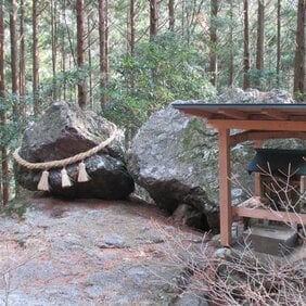 受験生や選挙候補者の縁起スポット「ゴトゴト石」を崖から落とそうとした大学生6人に罰金刑! 地元住民は怒り心頭「店の売上が下がった」「石には念があるから下手に動かしちゃならん」