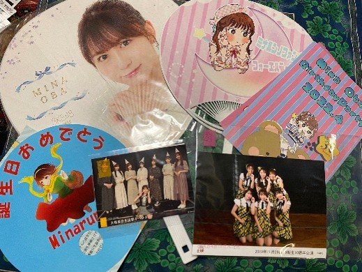 思い出の推し活グッズ（写真／かちょすさん提供）