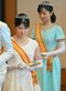 ティアラを着用し「新年祝賀の儀」に臨まれる愛子さまと佳子さま（共同通信社）