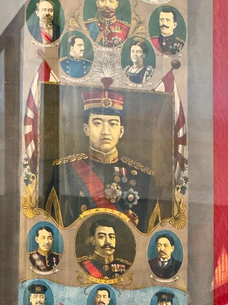 裕仁皇太子の肖像画。日本海軍の来島を伝える写真と共に、部屋に大きく飾られている