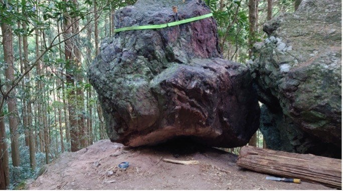 被害にあった直後の「ゴトゴト石」の写真（土佐山地域振興課提供）