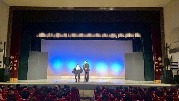 「漫才で小・中学生を笑わせるのは得意なので、イベント呼んでください。全国どこでも行くので」と語る武智さん（写真／武智さんのXより）