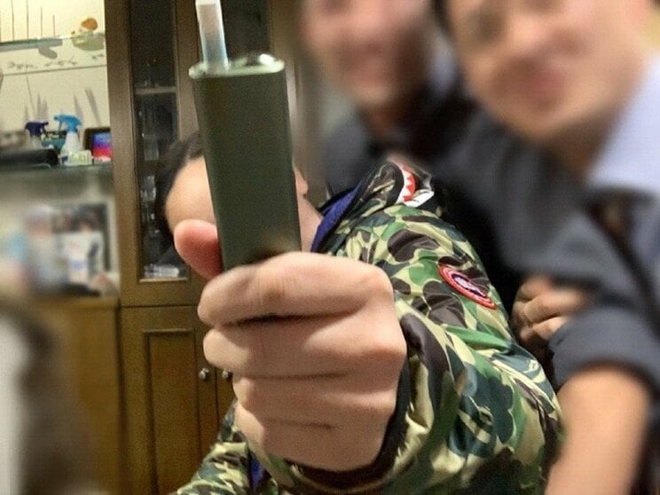 内田被告とはしゃぐ刑事たち（写真／SNSより）