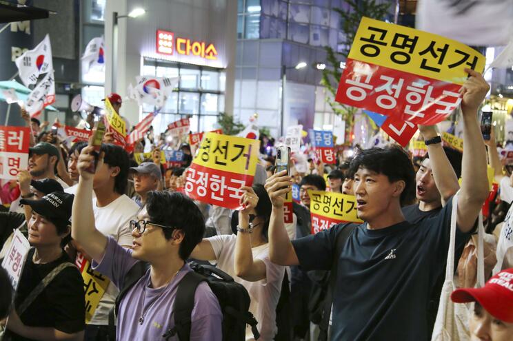 中国の選挙介入を主張し、尹前大統領支持を訴えるソウル中心部でのデモ＝６月（写真／共同通信）