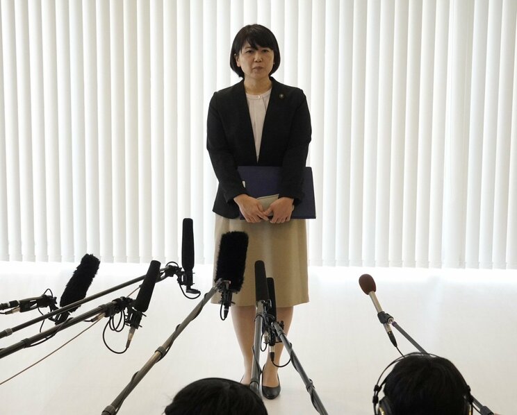 10月2日、メディアの囲み取材で話す小川晶市長（撮影／集英社オンライン）