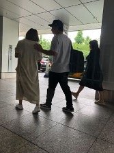 斉藤被告と妻の2ショット写真。出産前は病院で妻を気づかう姿もみせていたが…