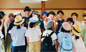 〈増え続ける不登校〉「逃げることも頑張らないことも正しい選択」教え子4人の自死、娘の不登校で“学校教育の矛盾”に直面した元中学教員の思い。不登校の親子だけが参加する離島キャンプとは