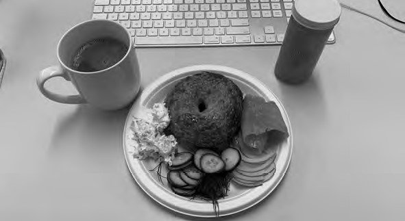 月曜日に提供されるベーグルとコーヒー