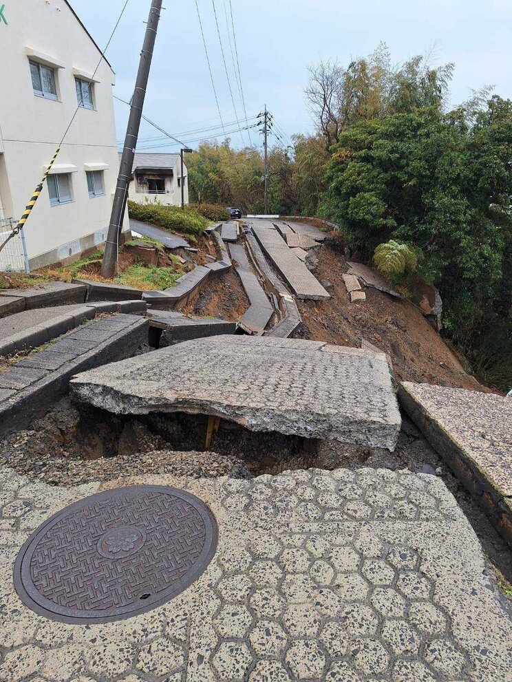 「離れろっ！」余震のなか響く消防隊員の叫び…焼け野原となった町、倒壊した建物、塞がれた道…能登半島地震の爪痕〈迫る“発生から72時間”と決死の救助活動〉_27