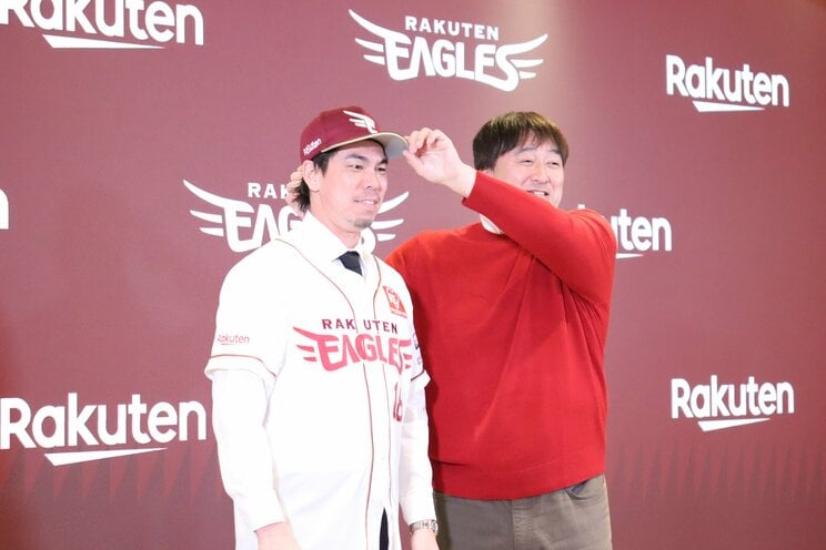 前田健太（左）と石井一久GM（右）