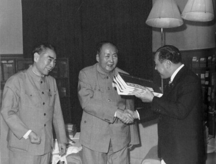 1972年9月27日、北京で会談する周恩来、毛沢東、田中角榮。写真：Legacy Images/アフロ